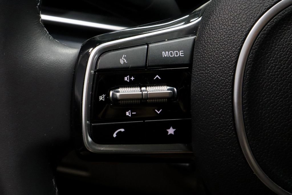 Used 2025 Kia Carnival image 29