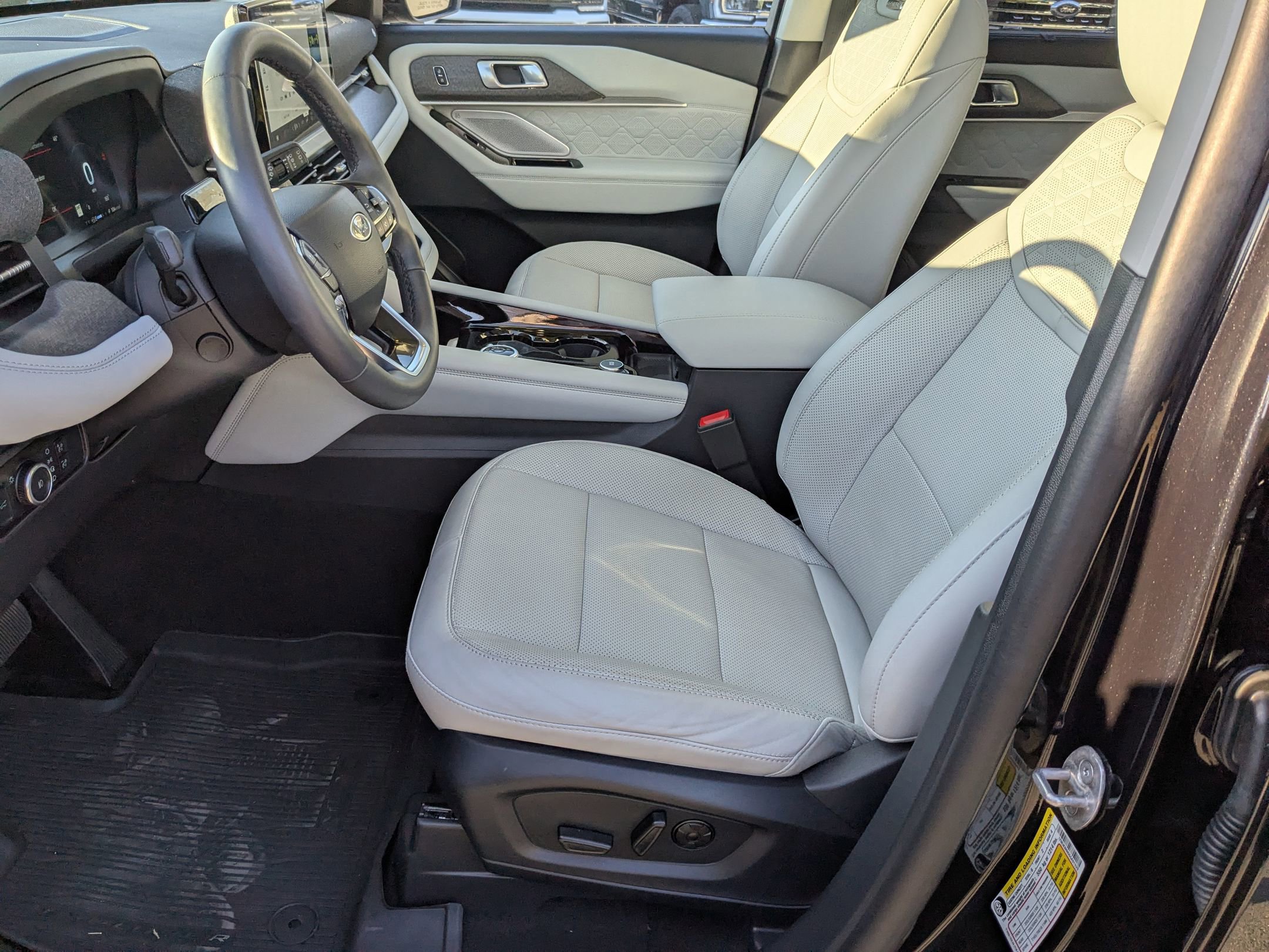 Certified 2025 Ford Explorer Platinum w/ LUX Leather Package image 15