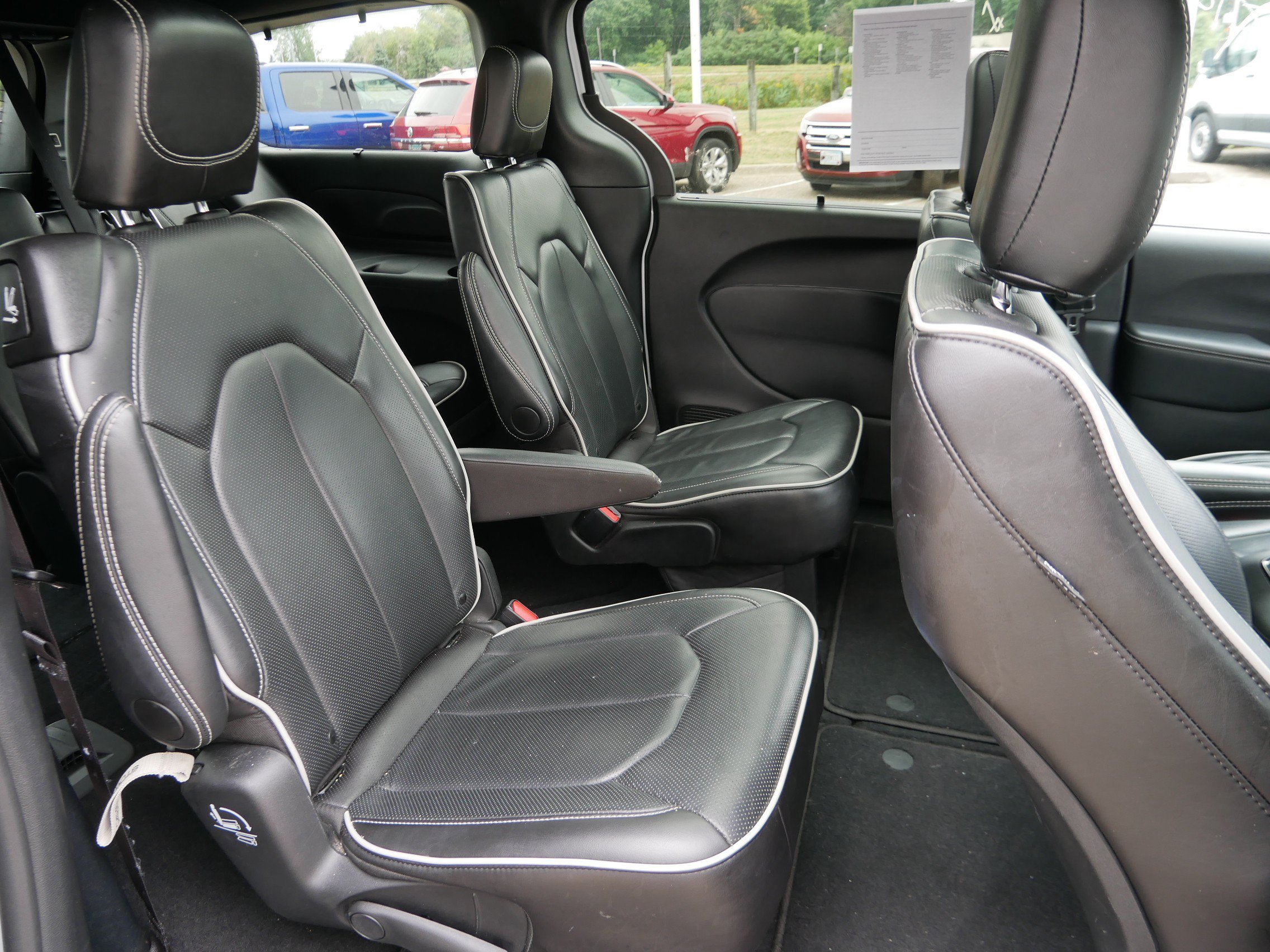 Used 2025 Chrysler Pacifica Limited FWD image 24