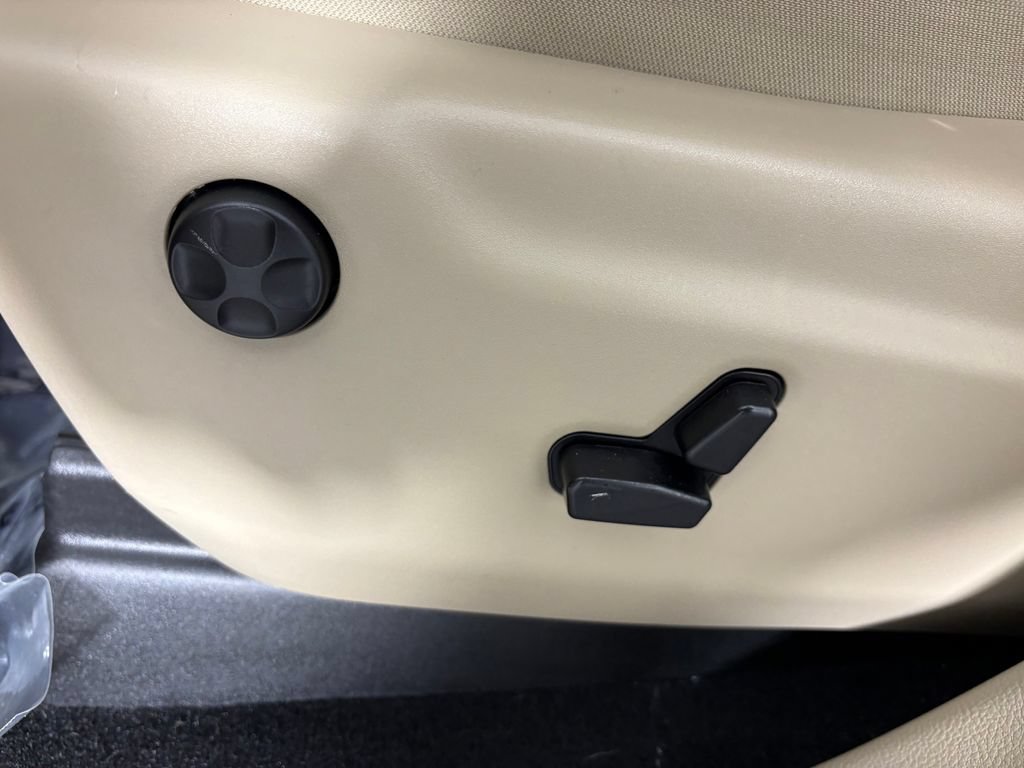 Used 2019 Jeep Grand Cherokee Laredo AWD/4WD image 15