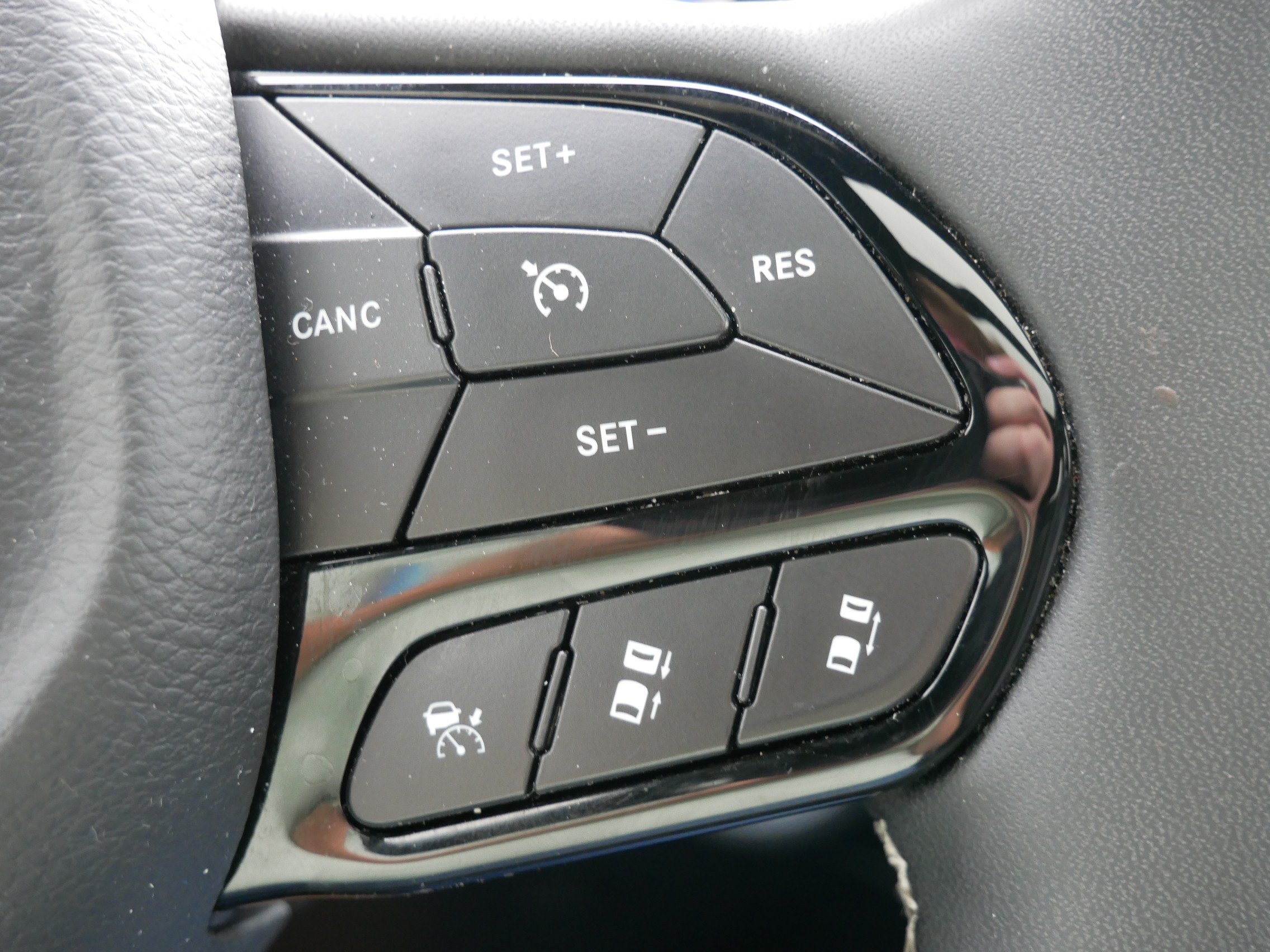 Used 2025 Chrysler Pacifica Limited FWD image 18