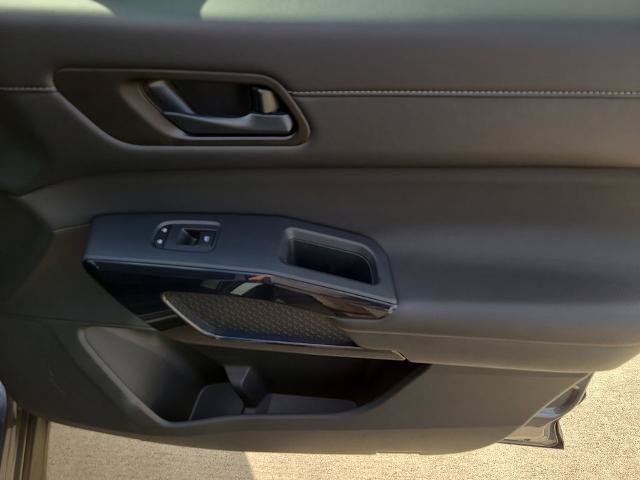Used 2025 Nissan Pathfinder SV FWD image 8
