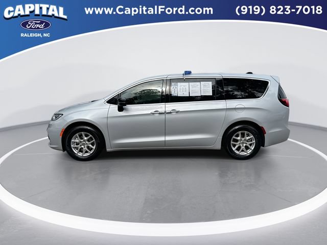 Used 2024 Chrysler Pacifica Touring-L FWD image 5