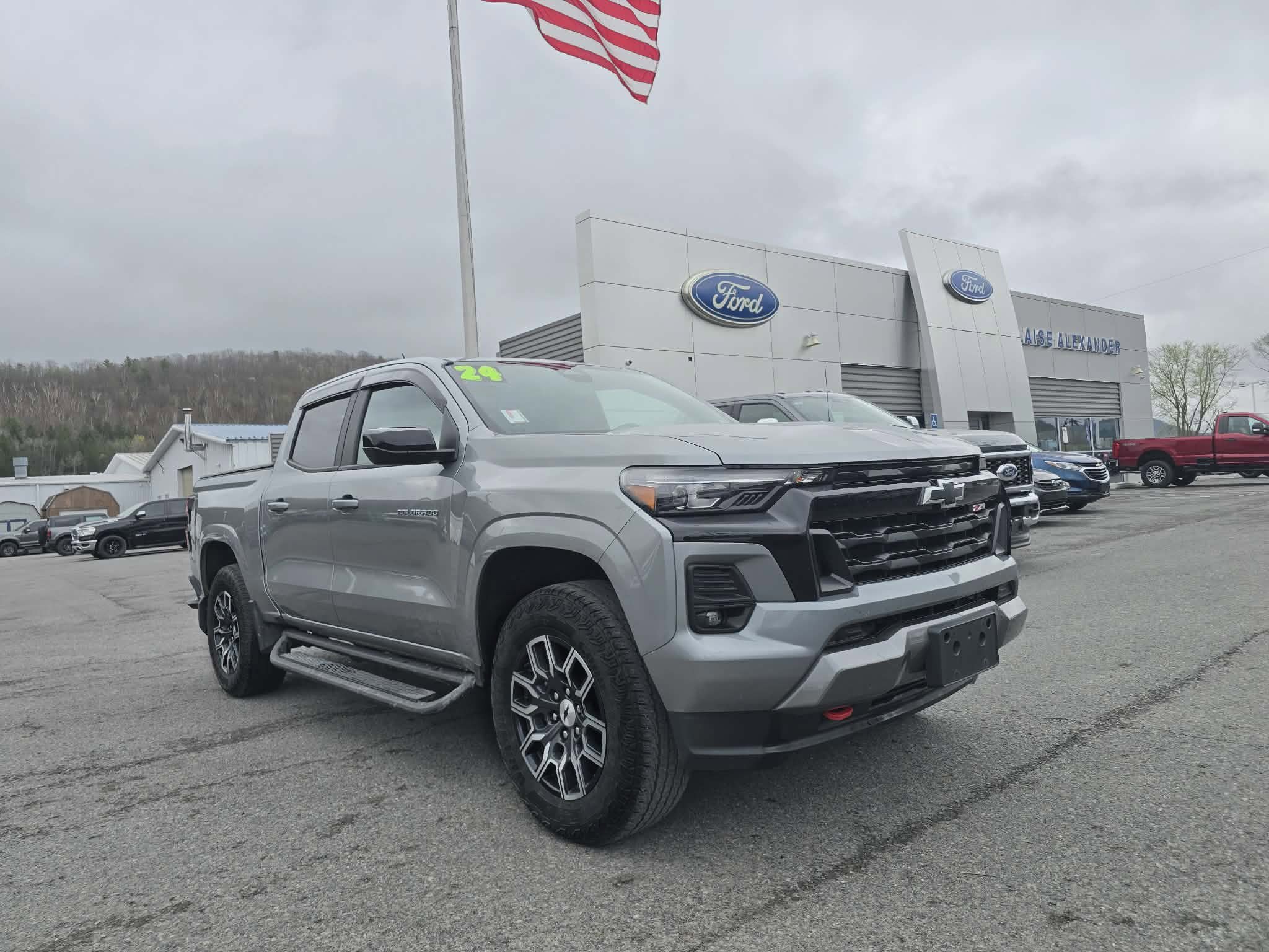 Used 2024 Chevrolet Colorado Z71 w/ Z71 Convenience Package 2 AWD/4WD image 1