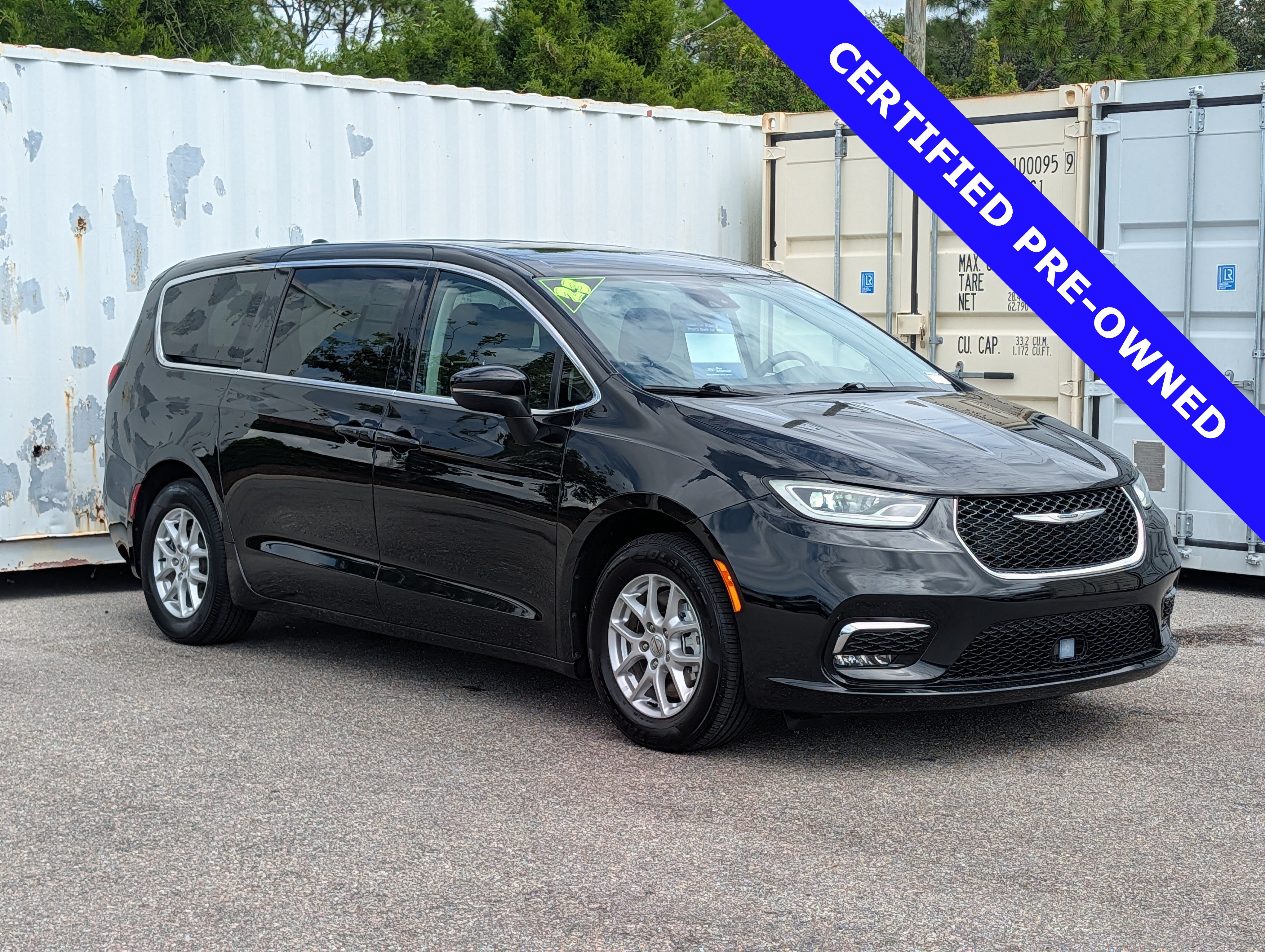 Used 2023 Chrysler Pacifica Touring-L FWD image 3