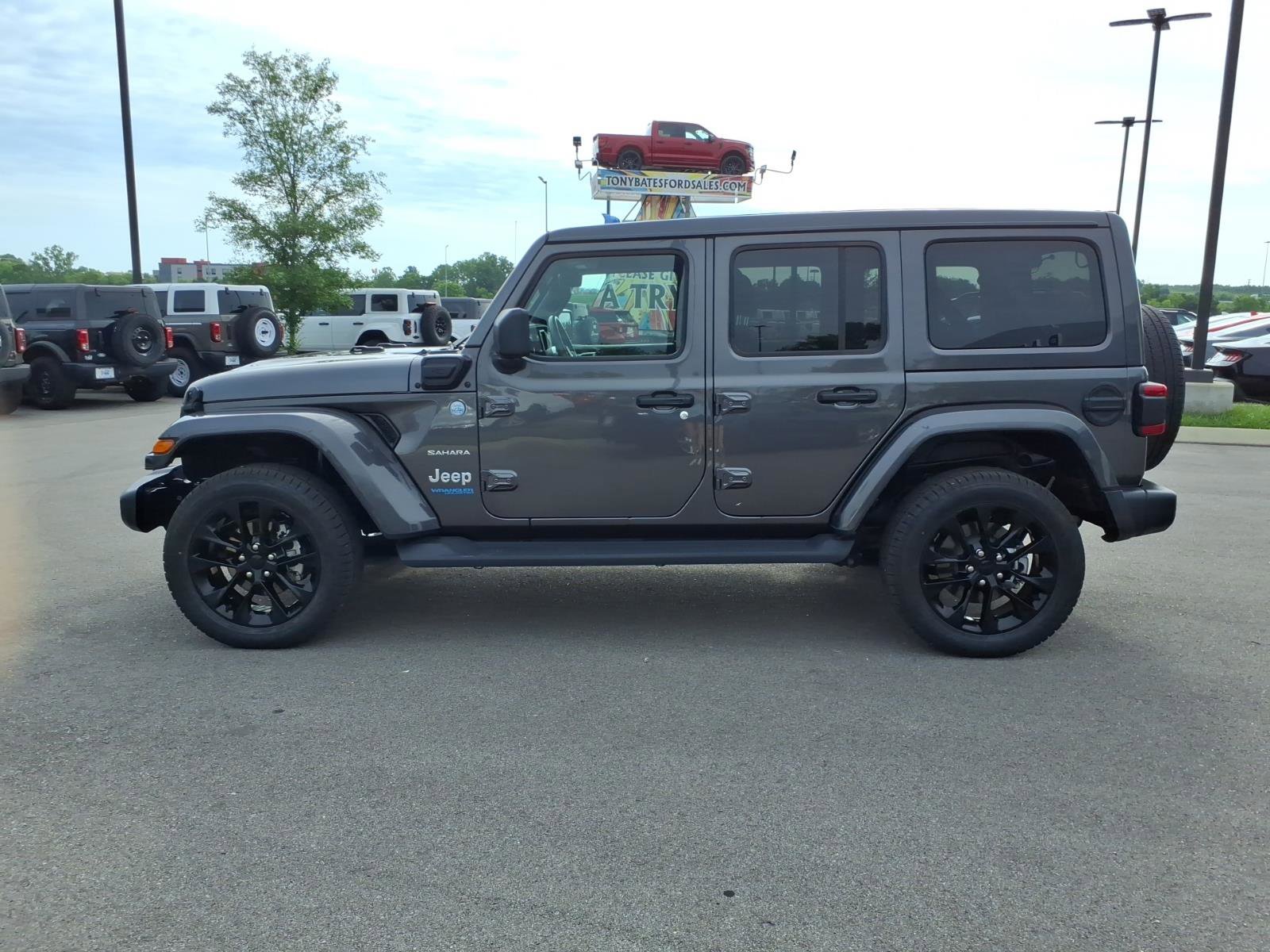 Used 2021 Jeep Wrangler Unlimited Sahara w/ Cold Weather Group AWD/4WD image 6