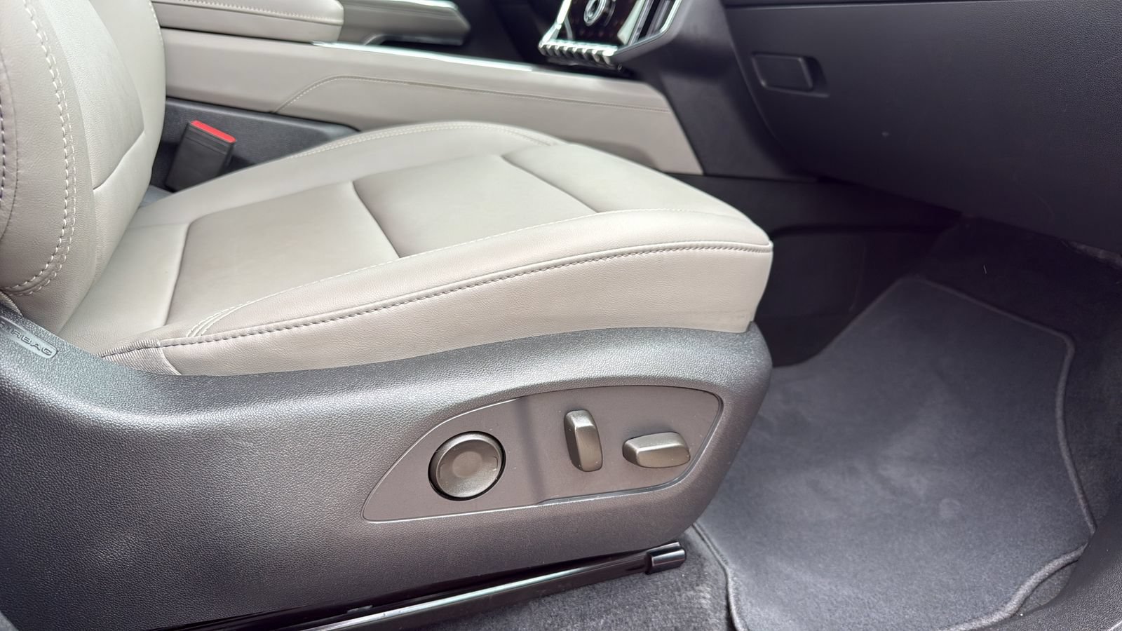 Used 2026 GMC Acadia Elevation w/ Elevation Premium Package FWD image 25