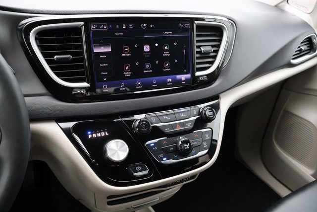 Used 2024 Chrysler Pacifica Touring-L image 30