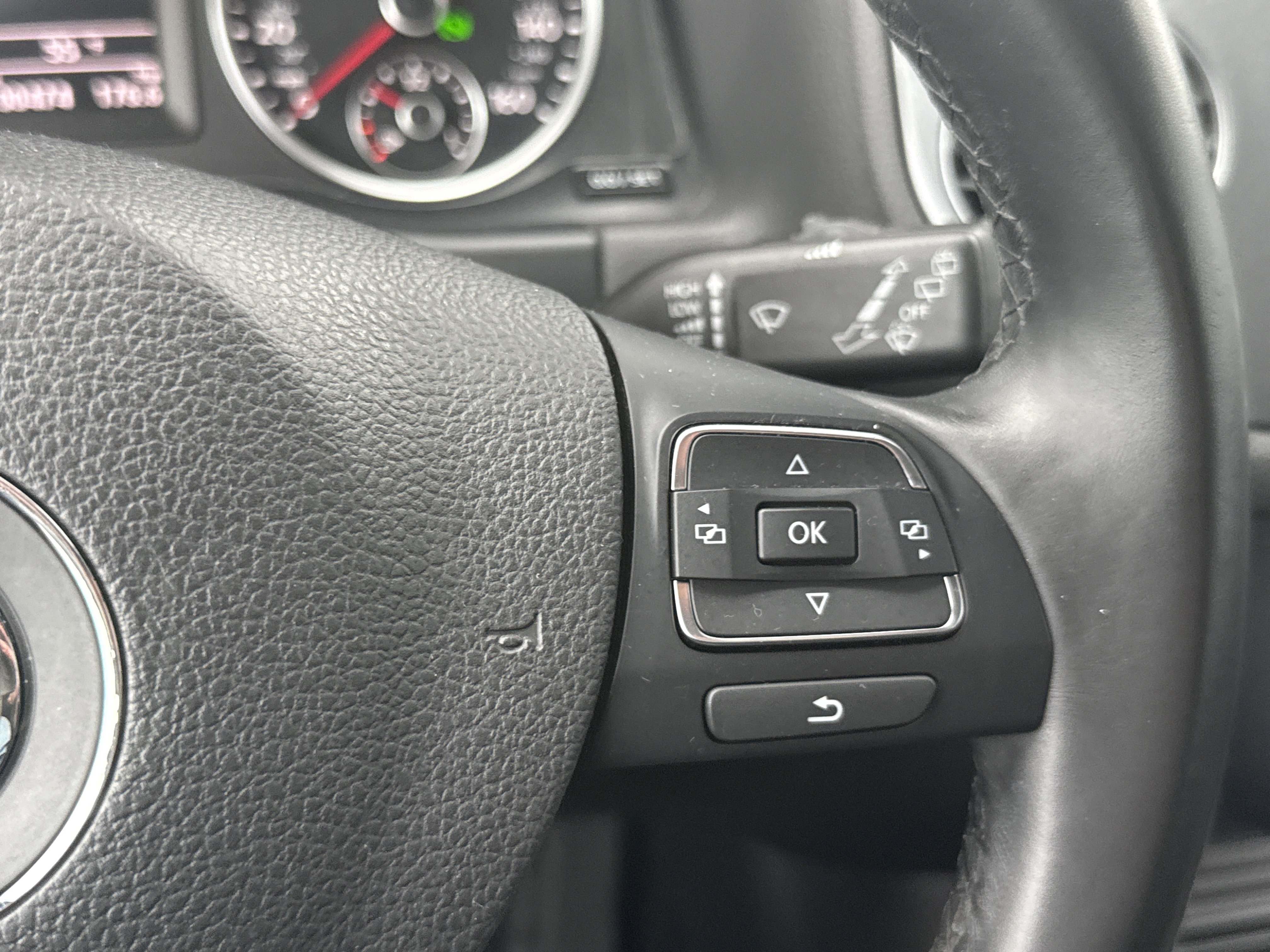 Used 2018 Volkswagen Tiguan Limited w/ Premium Package image 17