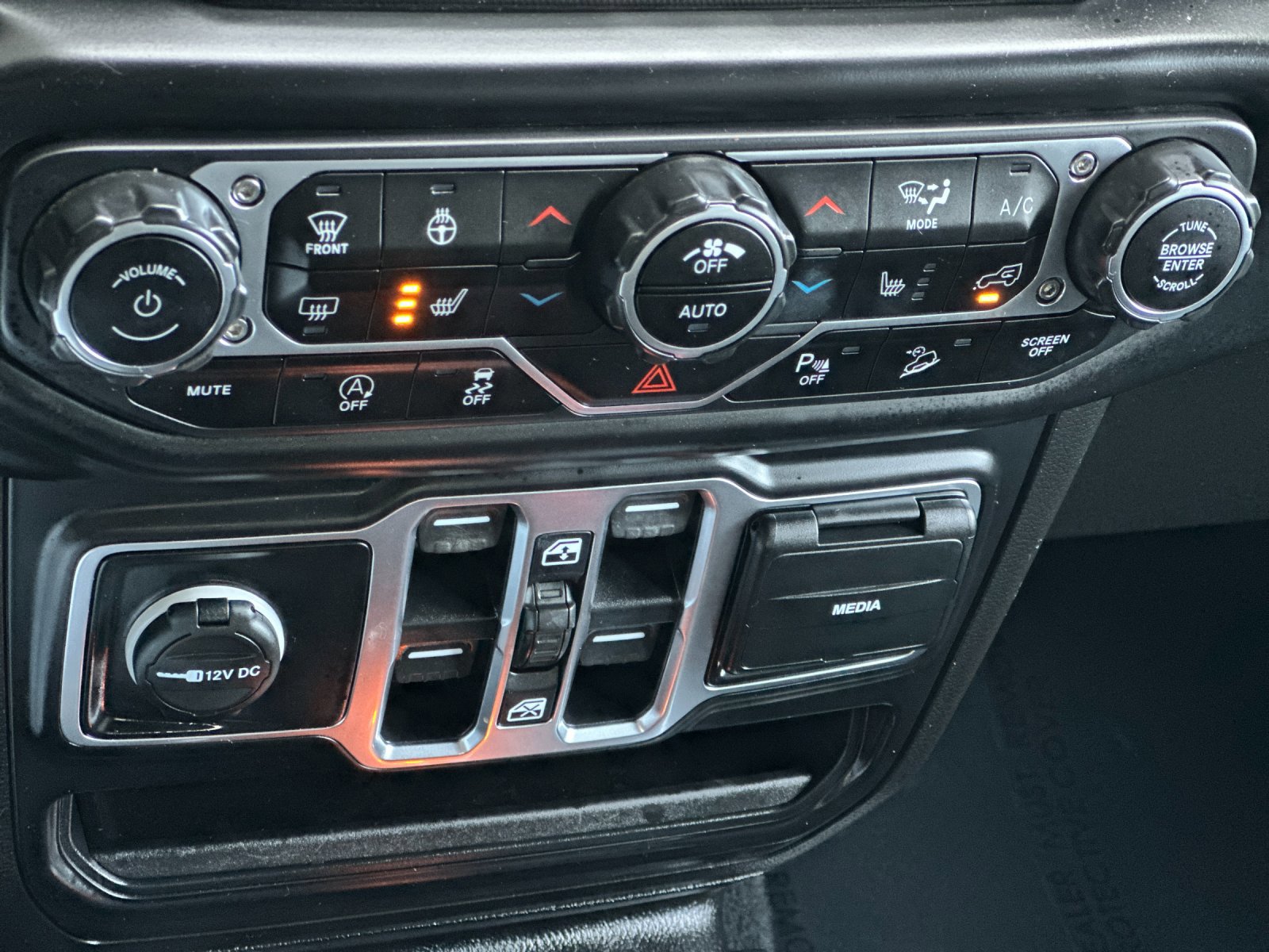 Used 2020 Jeep Wrangler Unlimited Sahara image 21