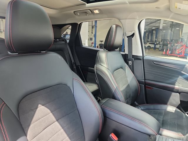 Certified 2022 Ford Escape SEL w/ SEL Stealth AWD Package image 32