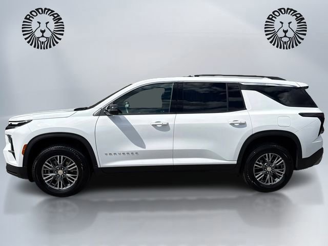 Used 2025 Chevrolet Traverse LT image 2