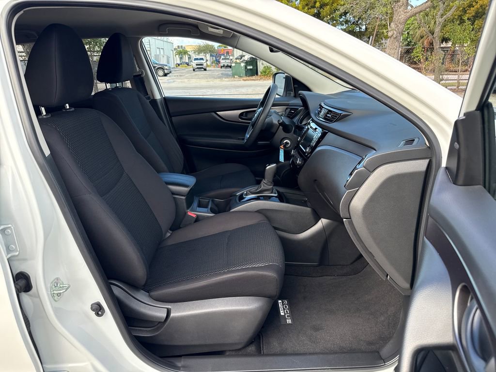 Used 2020 Nissan Rogue Sport S image 23