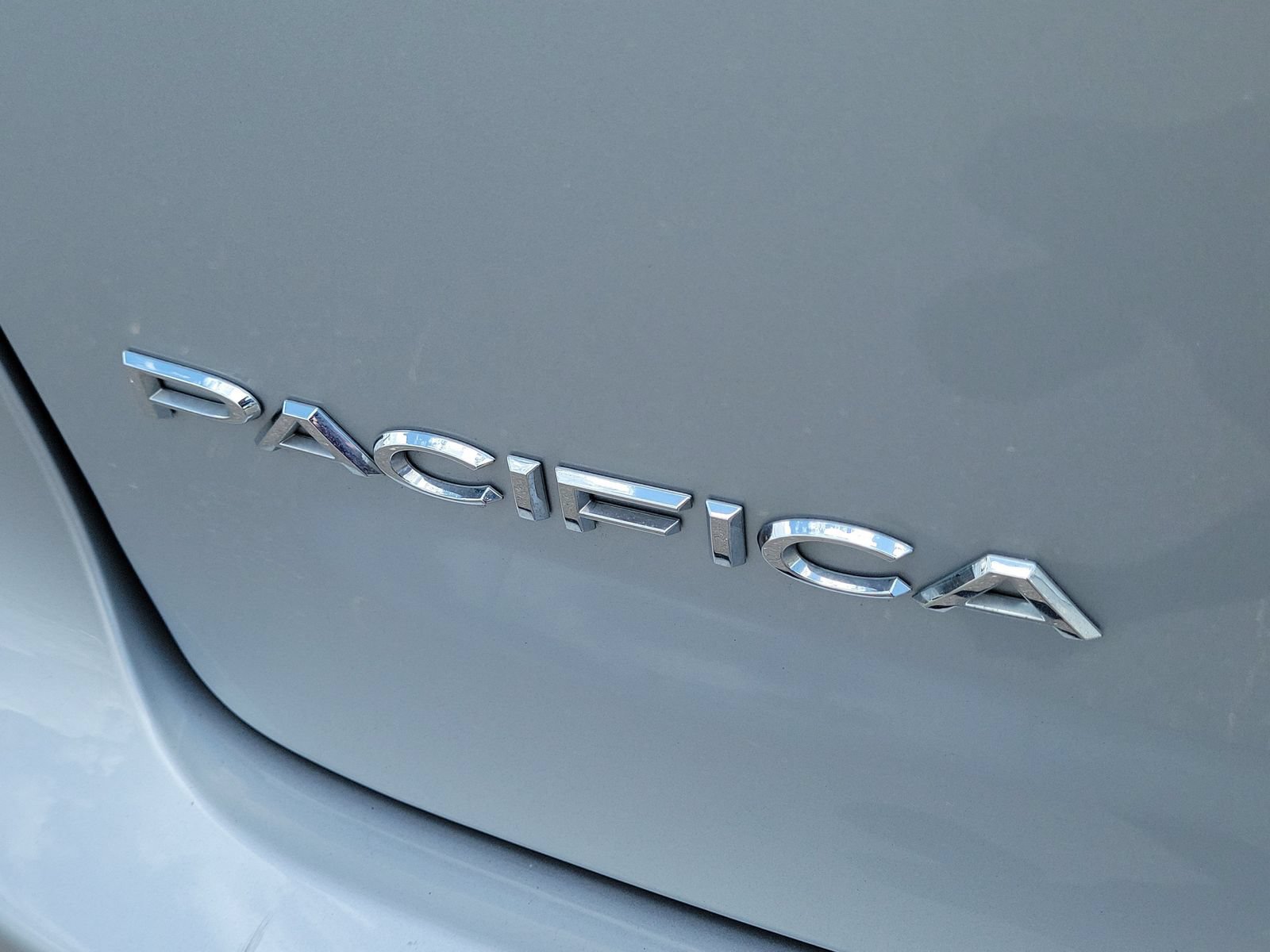 Used 2024 Chrysler Pacifica Touring-L FWD image 6