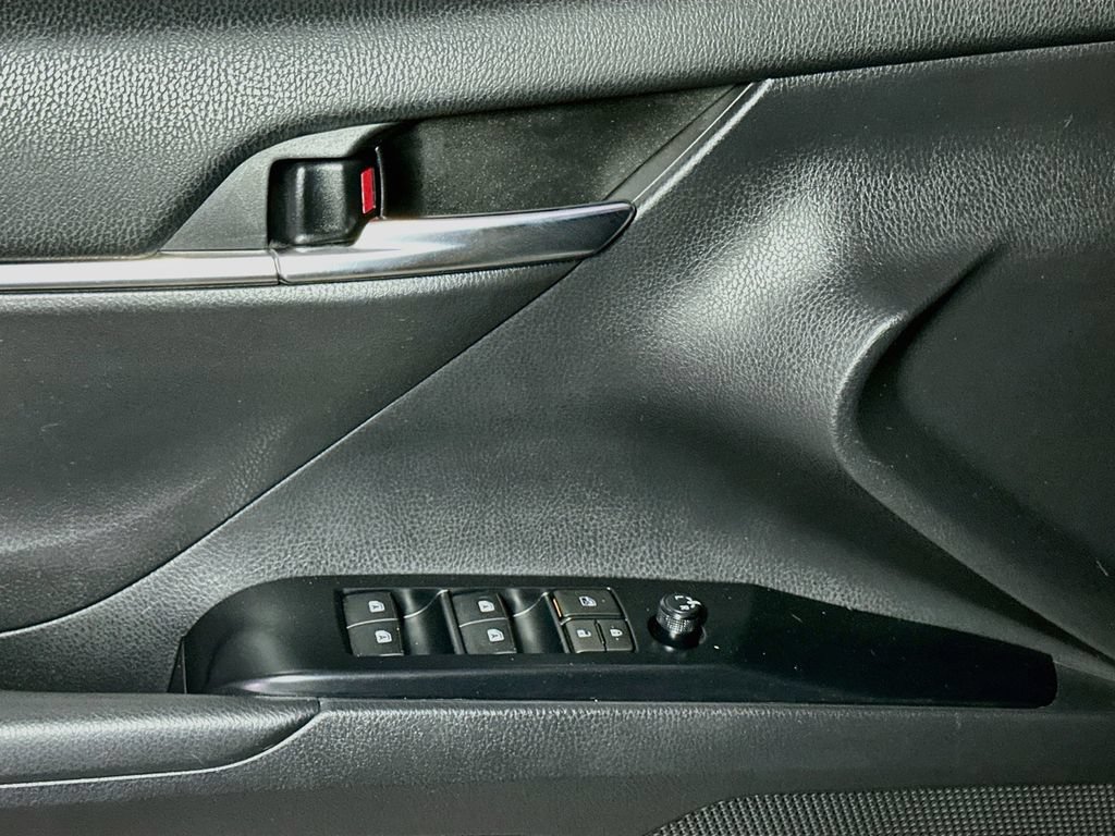 Used 2019 Toyota Camry SE w/ Convenience Package FWD image 18