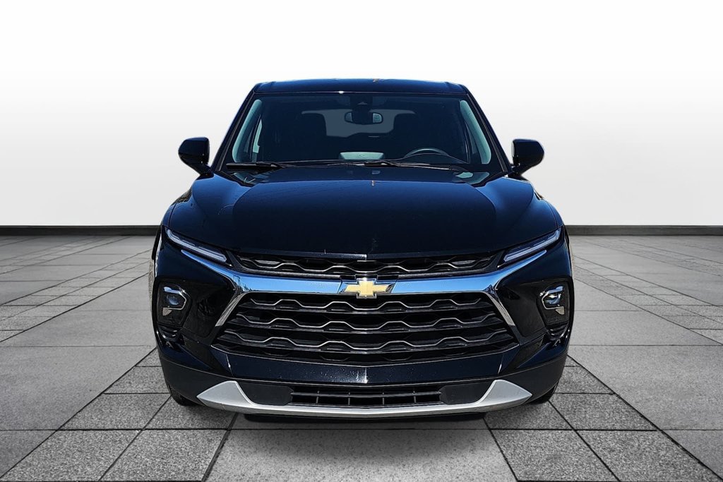 Used 2025 Chevrolet Blazer LT FWD image 2