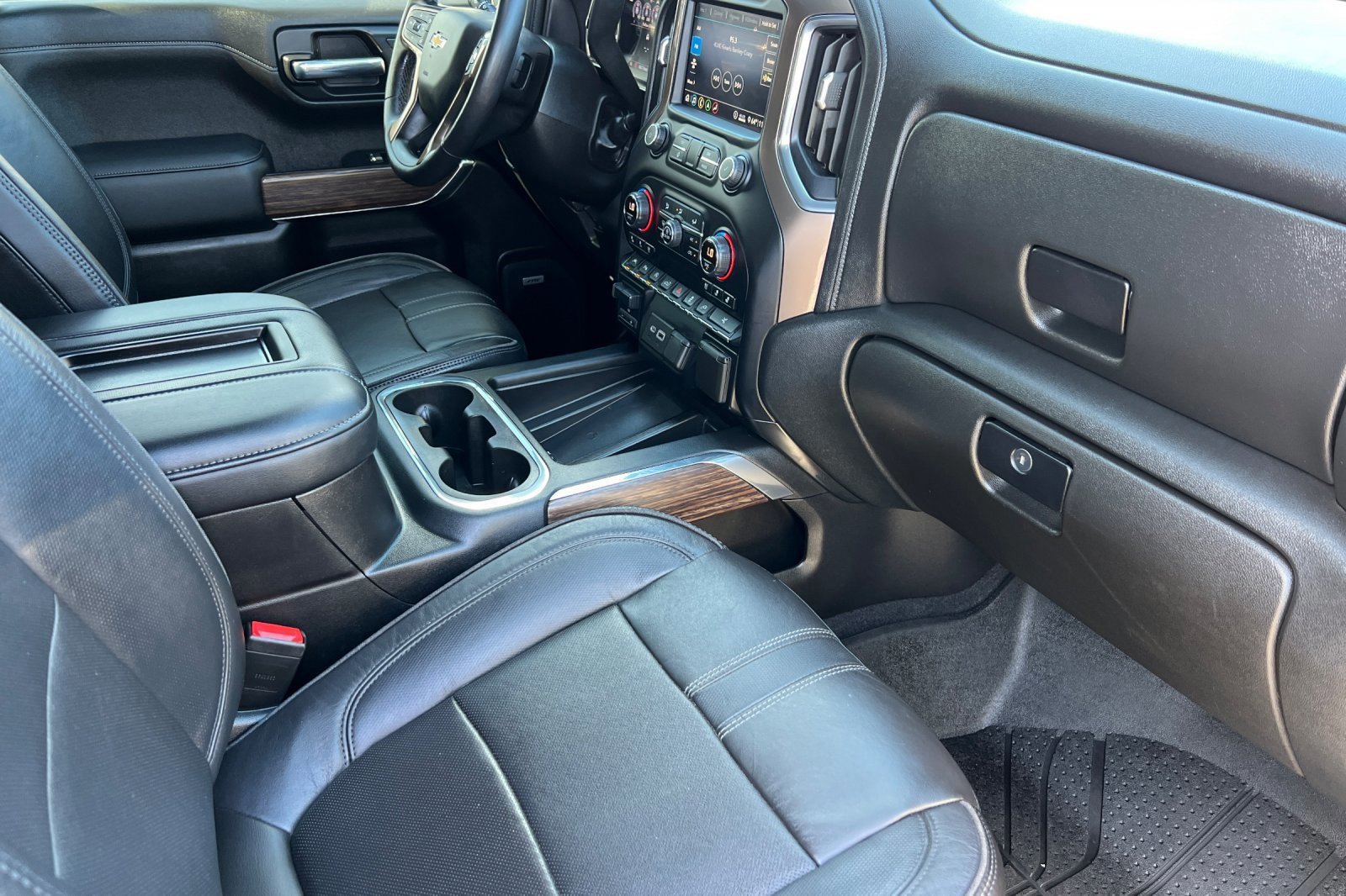 Used 2020 Chevrolet Silverado 1500 High Country w/ Technology Package image 16