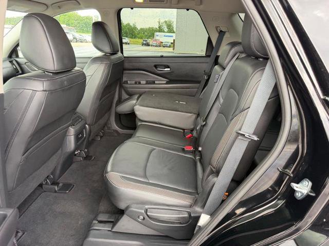 Used 2025 Nissan Pathfinder SL AWD/4WD image 11