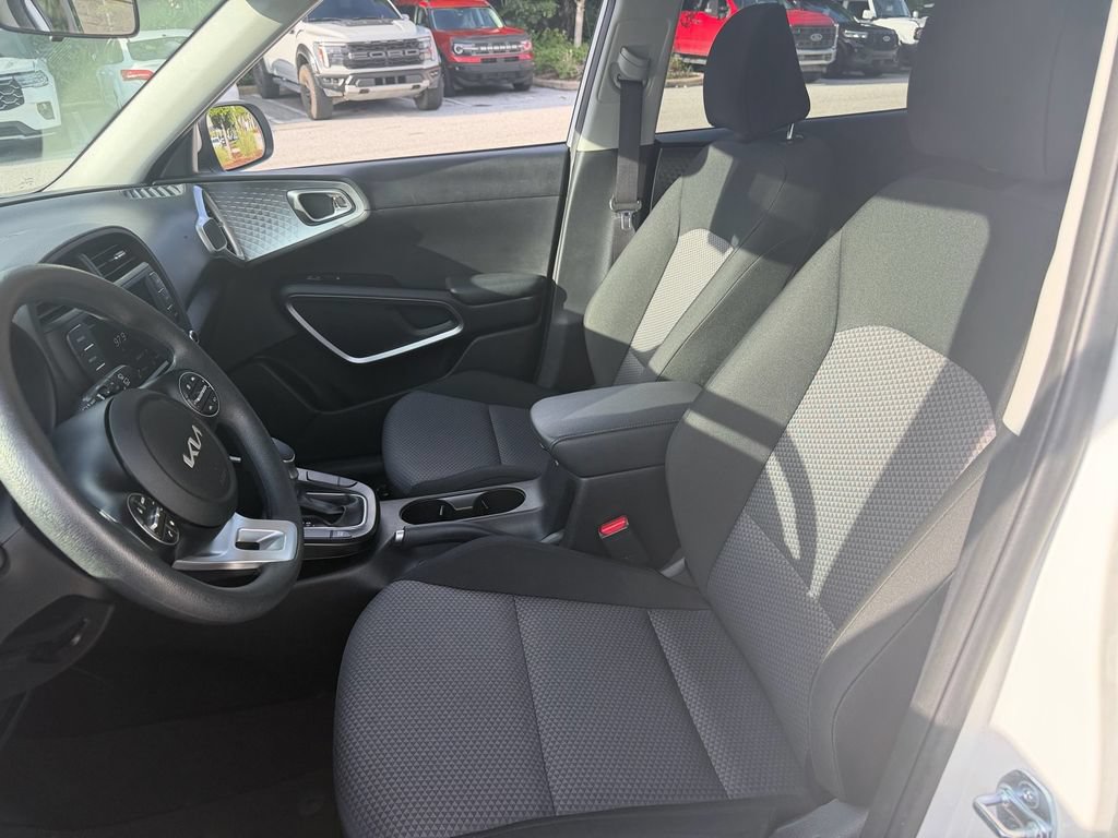 Used 2025 Kia Soul LX w/ LX Technology Package FWD image 10