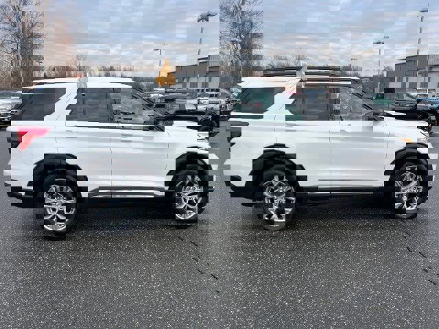 Certified 2022 Ford Explorer XLT w/ Equipment Group 202A image 6