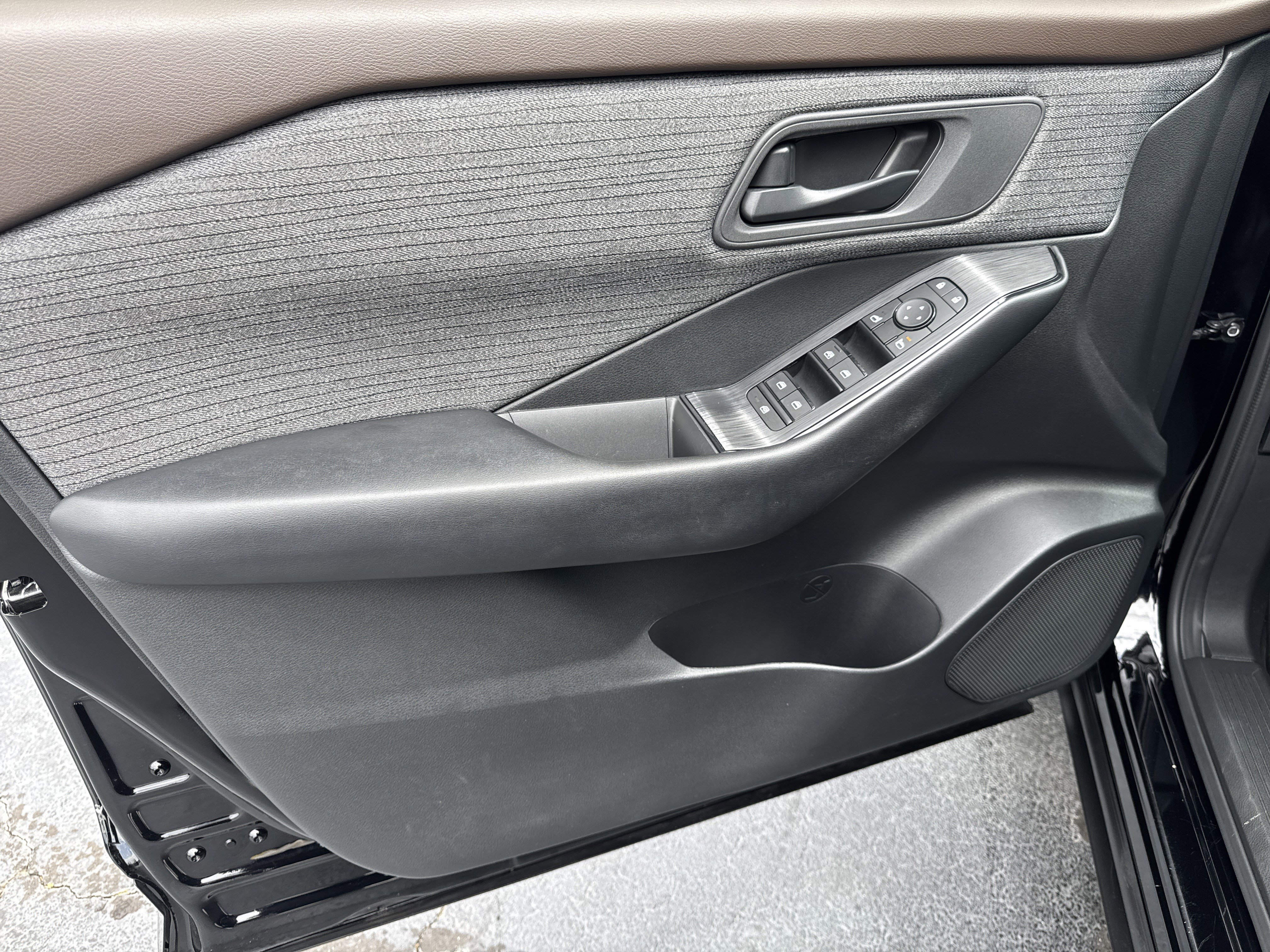 Used 2023 Nissan Rogue S FWD image 10