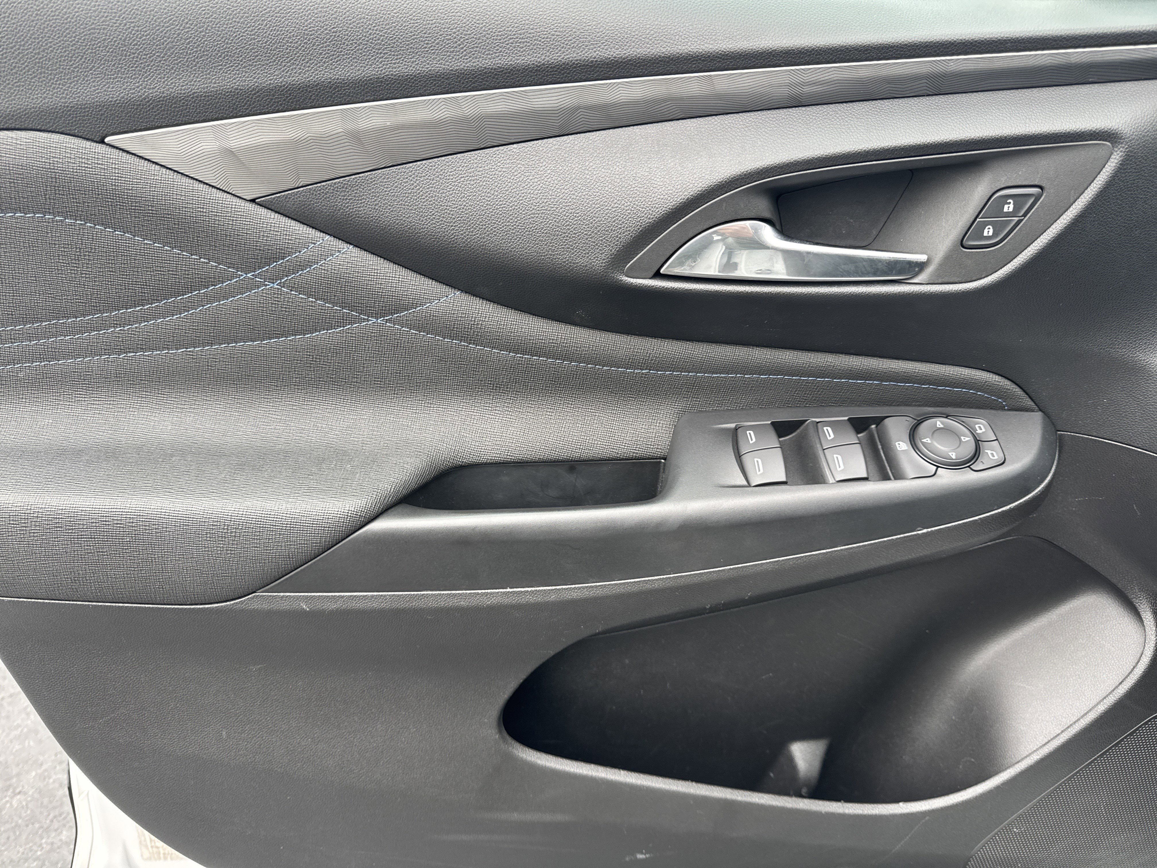 Used 2025 Buick Envista Sport Touring image 10