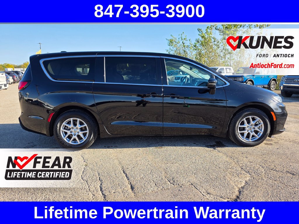 Used 2024 Chrysler Pacifica Touring-L FWD image 11