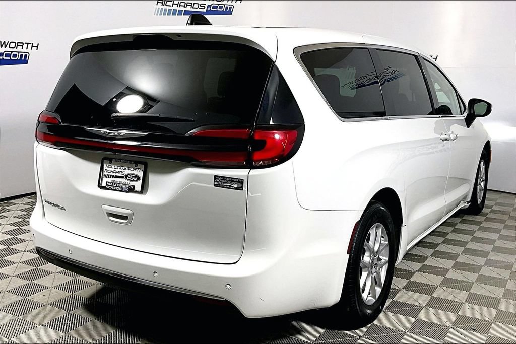 Used 2023 Chrysler Pacifica Touring-L FWD image 9