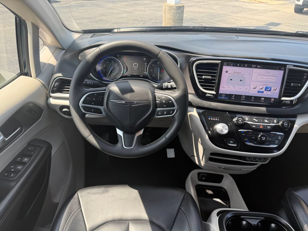 Used 2024 Chrysler Pacifica Touring-L FWD image 24