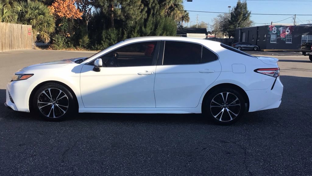 Used 2018 Toyota Camry SE image 2