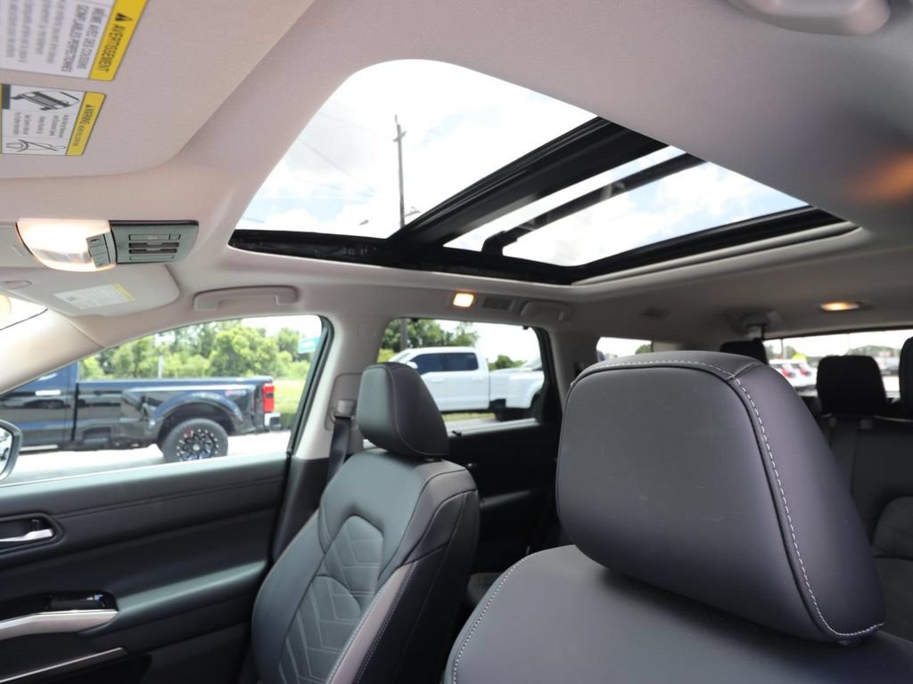Used 2025 Nissan Pathfinder Platinum w/ Black Appearance Package AWD/4WD image 4