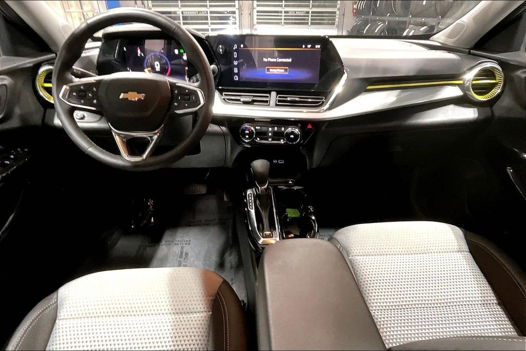 Used 2025 Chevrolet Trax LT w/ Driver Confidence Package image 14