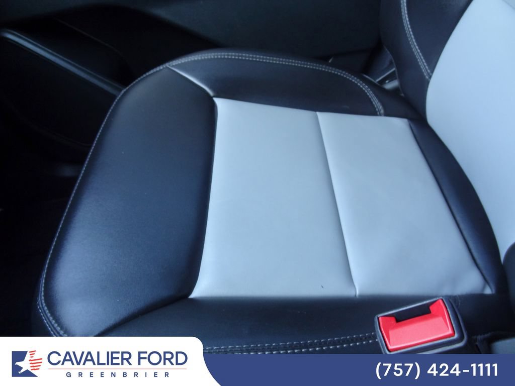 Certified 2022 Ford Explorer XLT w/ Equipment Group 202A RWD image 38
