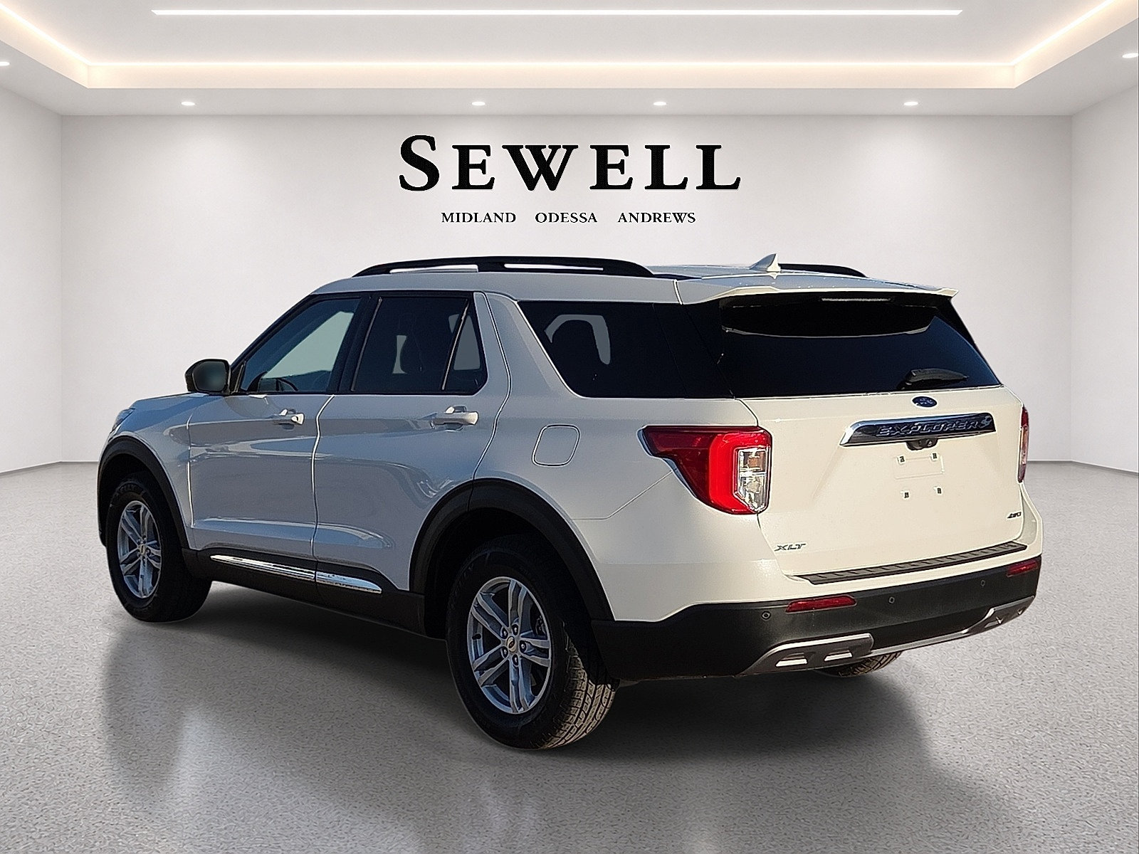 Certified 2022 Ford Explorer XLT w/ Equipment Group 202A AWD/4WD image 3