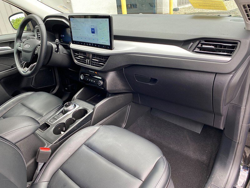 Certified 2025 Ford Escape Platinum AWD/4WD image 28