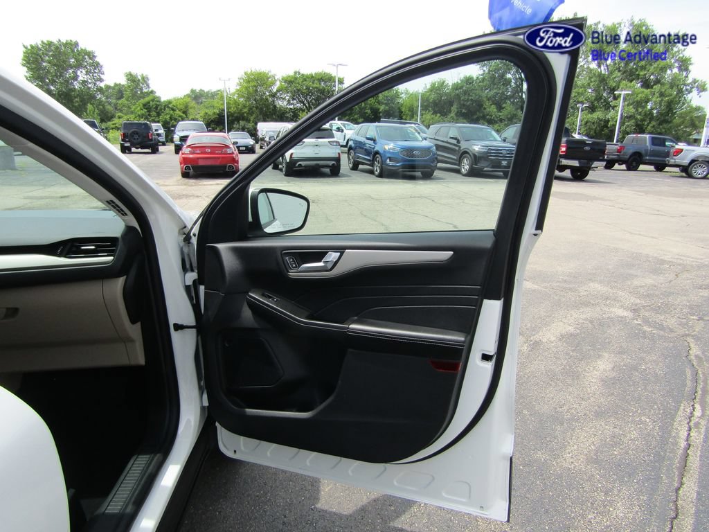 Certified 2021 Ford Escape SEL w/ Technology Package AWD/4WD image 40