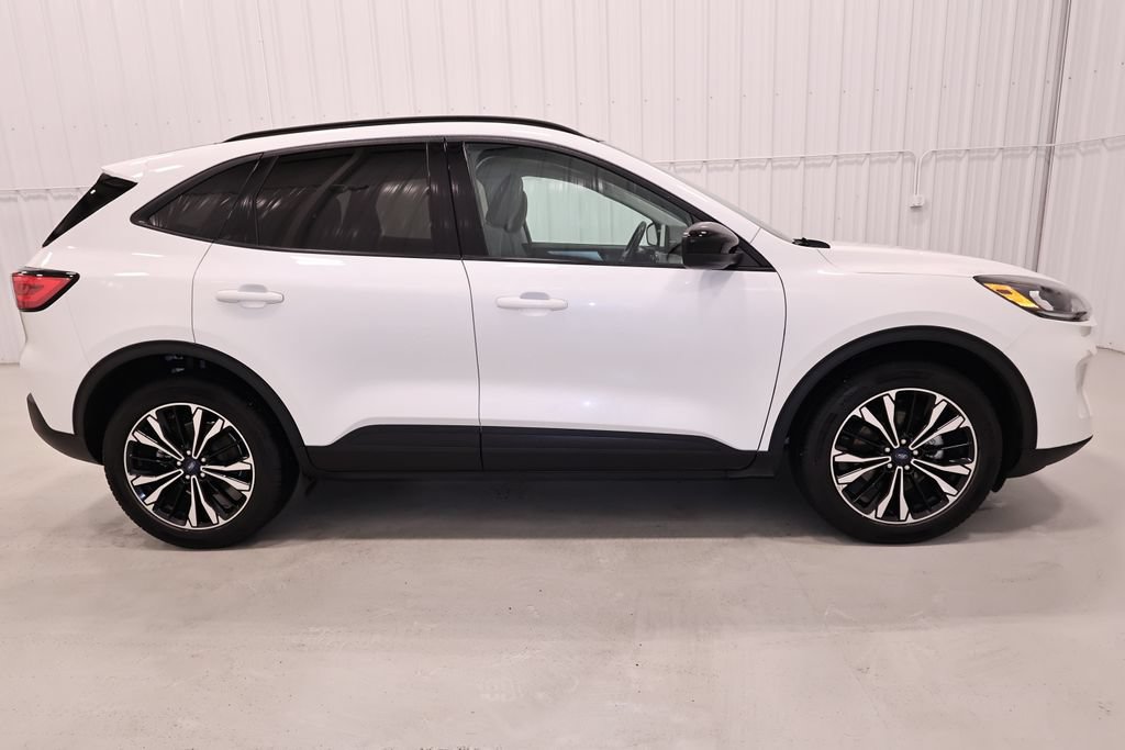 Certified 2022 Ford Escape SE w/ SE Sport Appearance Package AWD/4WD image 2