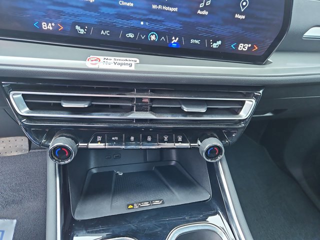 Used 2024 Chevrolet Traverse LT image 17