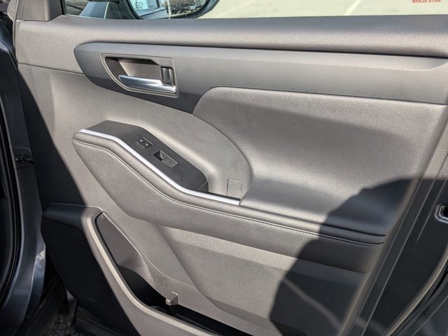 Used 2020 Toyota Highlander XLE image 36