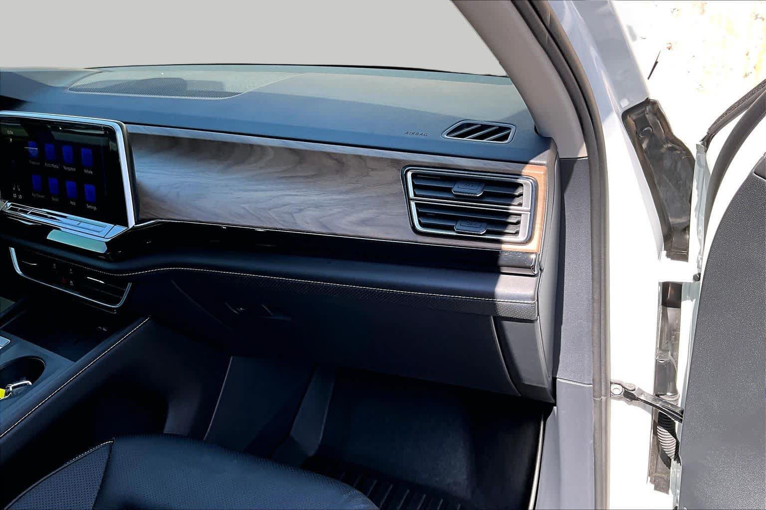 Used 2025 Volkswagen Atlas SE FWD image 19