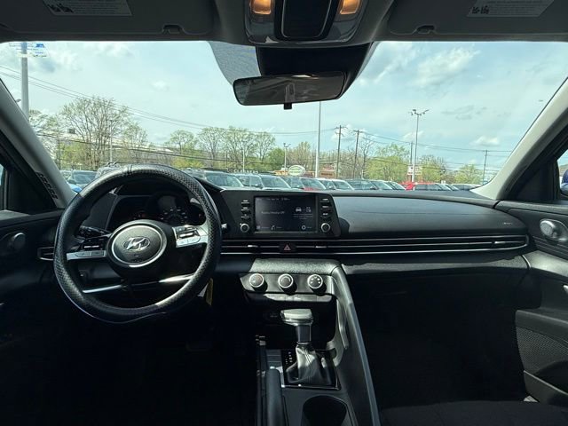 Used 2021 Hyundai Elantra SE FWD image 3