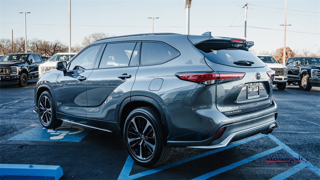 Used 2022 Toyota Highlander XSE image 2