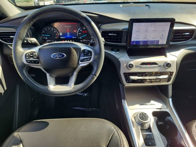 Certified 2022 Ford Explorer XLT w/ Equipment Group 202A image 4