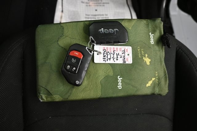 Used 2019 Jeep Wrangler Unlimited Sahara w/ Cold Weather Group AWD/4WD image 14