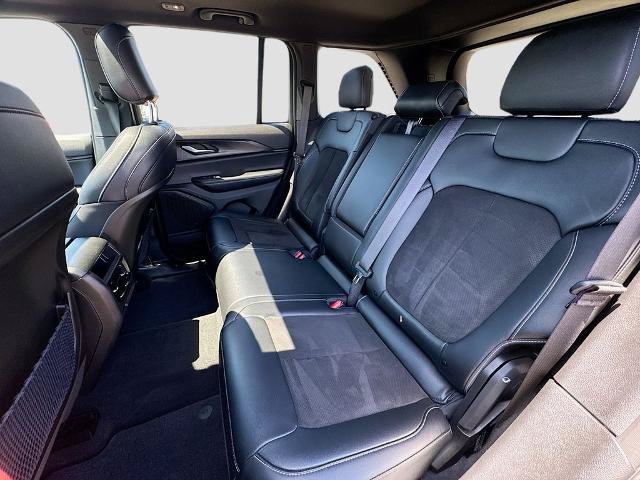 Used 2023 Jeep Grand Cherokee Altitude AWD/4WD image 19