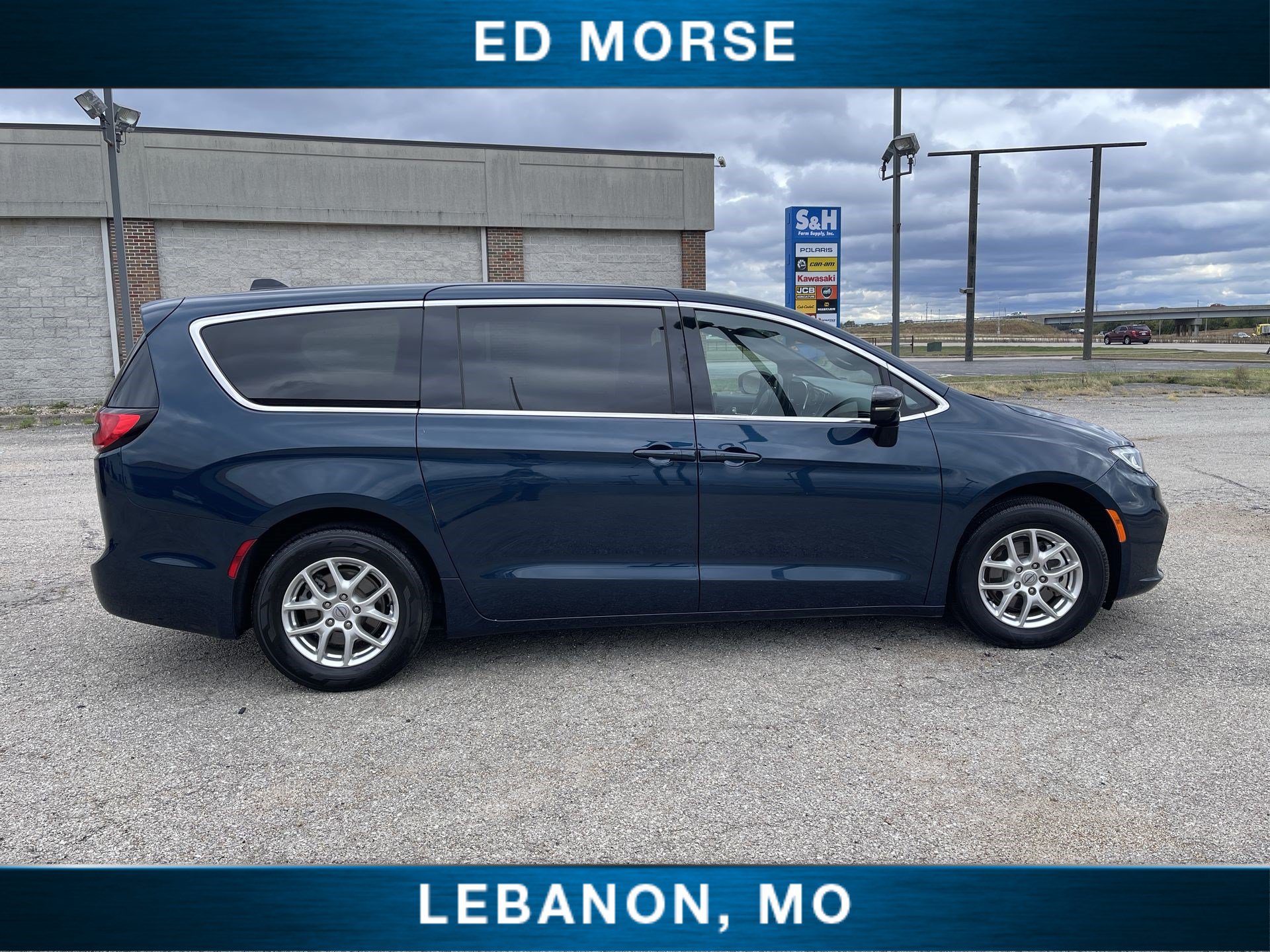 Used 2025 Chrysler Pacifica Select FWD image 9