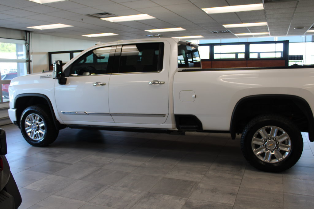 Used 2024 Chevrolet Silverado 3500 High Country w/ High Country Premium Package AWD/4WD image 2