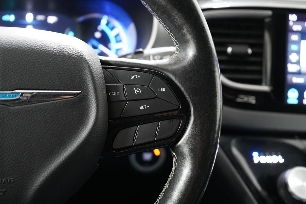 Used 2020 Chrysler Pacifica Touring-L w/ S Appearance Package FWD image 16