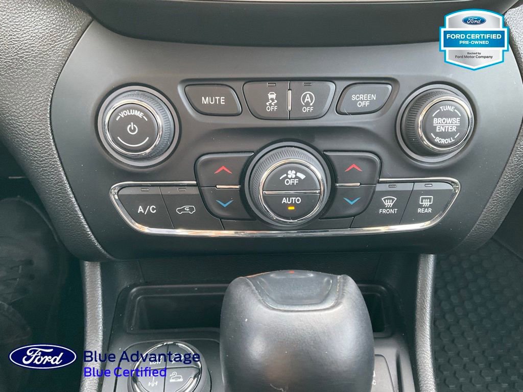 Used 2019 Jeep Cherokee Trailhawk w/ Cold Weather Group image 19