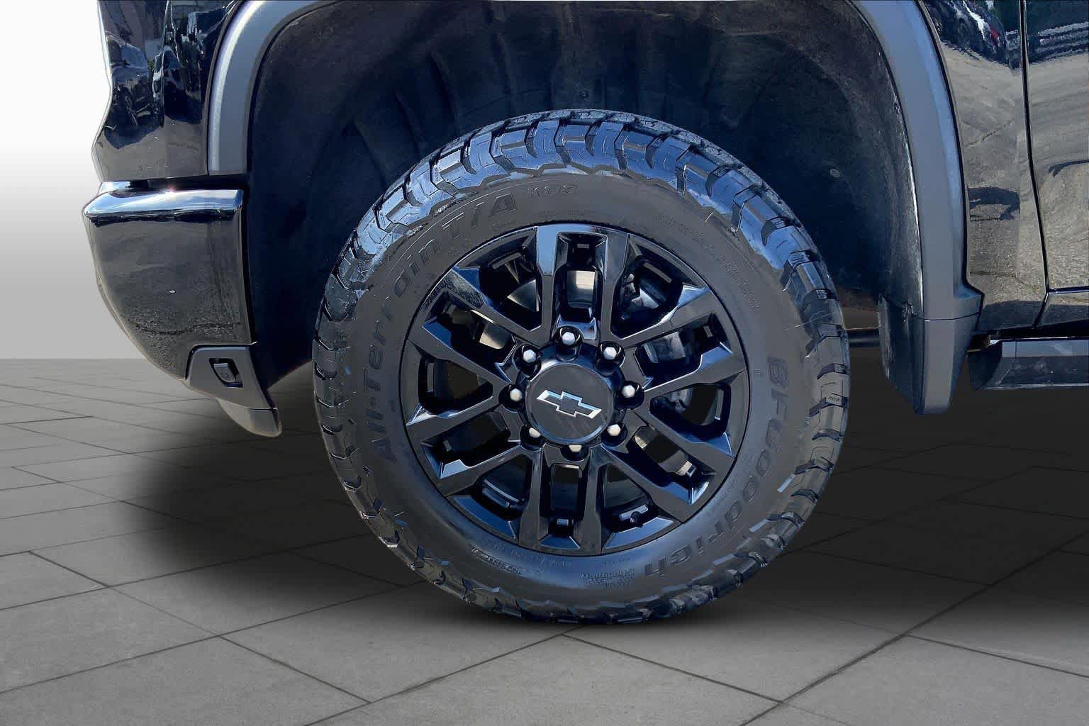 Used 2025 Chevrolet Silverado 2500 High Country w/ Midnight Edition AWD/4WD image 11